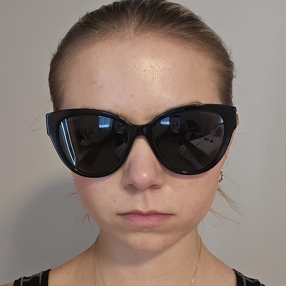 CHANEL Black Heart Logo Sunglasses - Picture 7 of 16